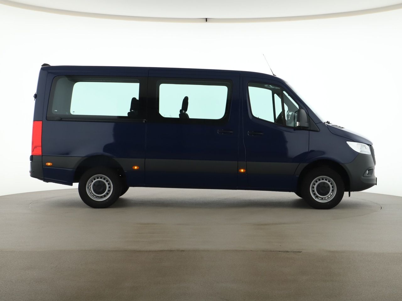 Mercedes-Benz SPRINTER 2024 г. Синий, пробег 17800 км