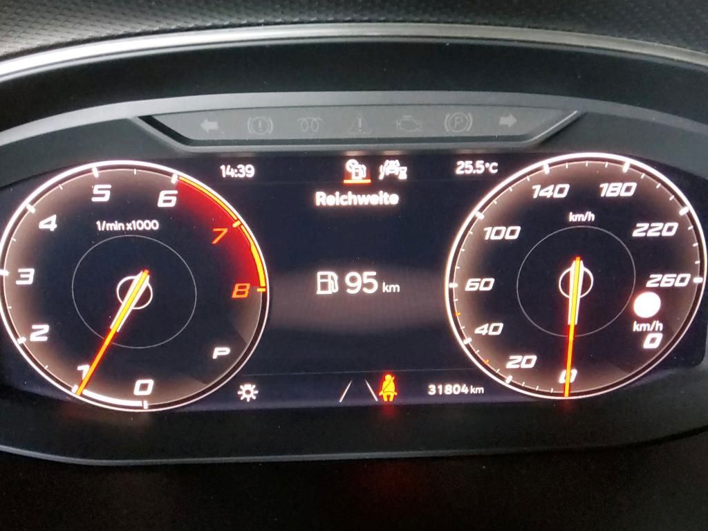 SEAT Arona 2023 г. Красный, пробег 31880 км