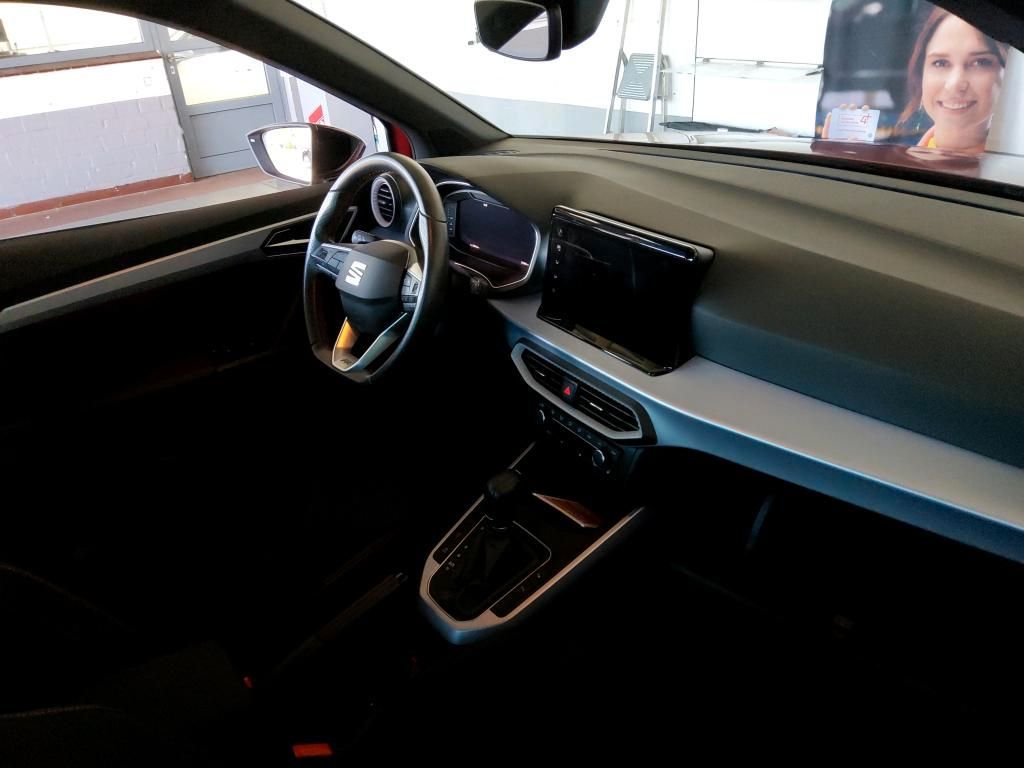 SEAT Arona 2023 г. Красный, пробег 31880 км