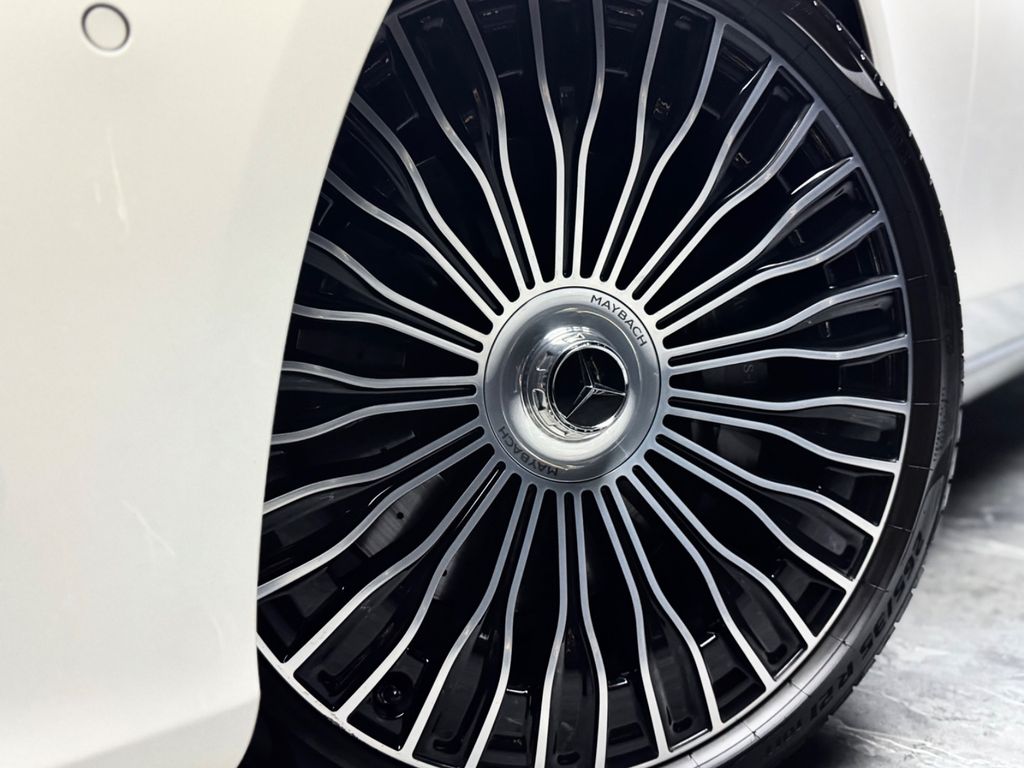 Mercedes-Benz S 680 2022 г. Белый, пробег 44990 км