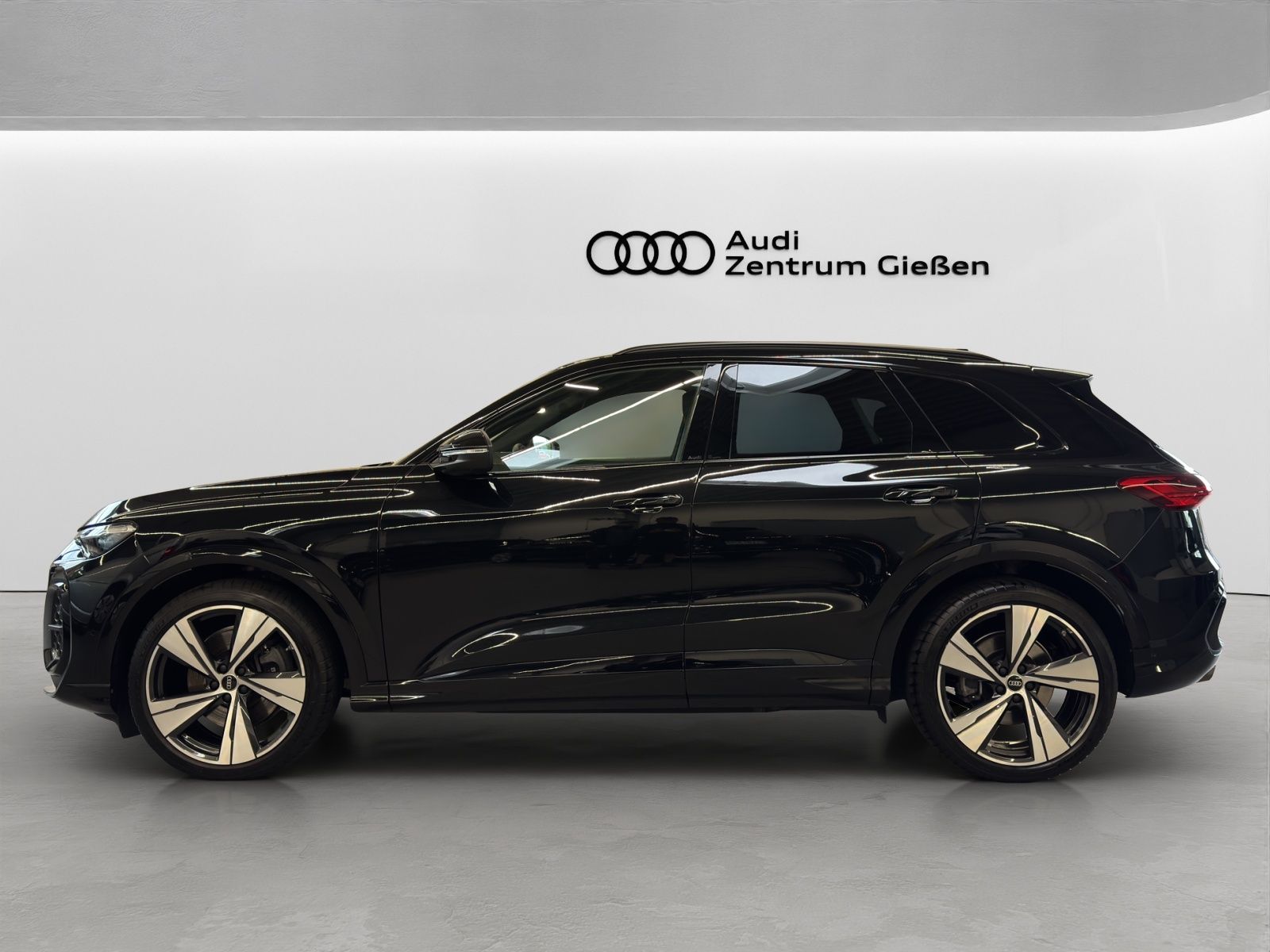 Audi Q5 2025 г. Чёрный, пробег 43350 км