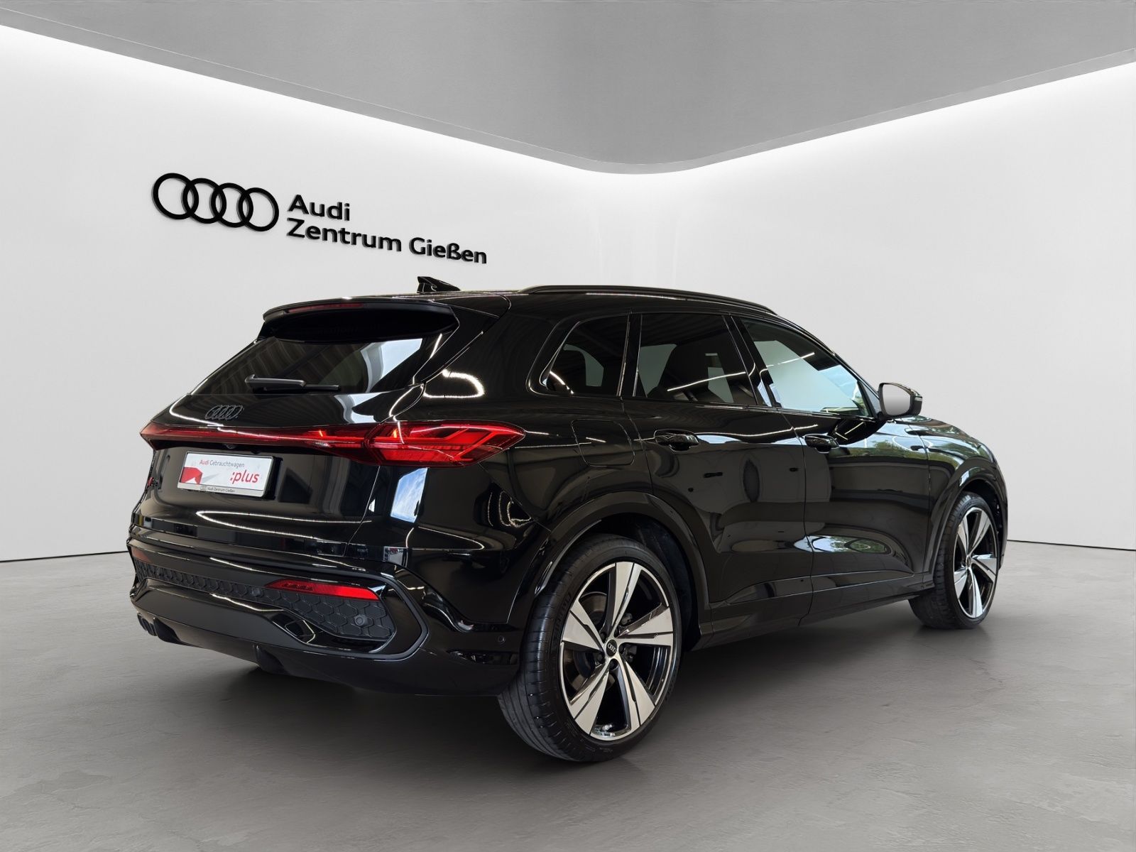 Audi Q5 2025 г. Чёрный, пробег 43350 км