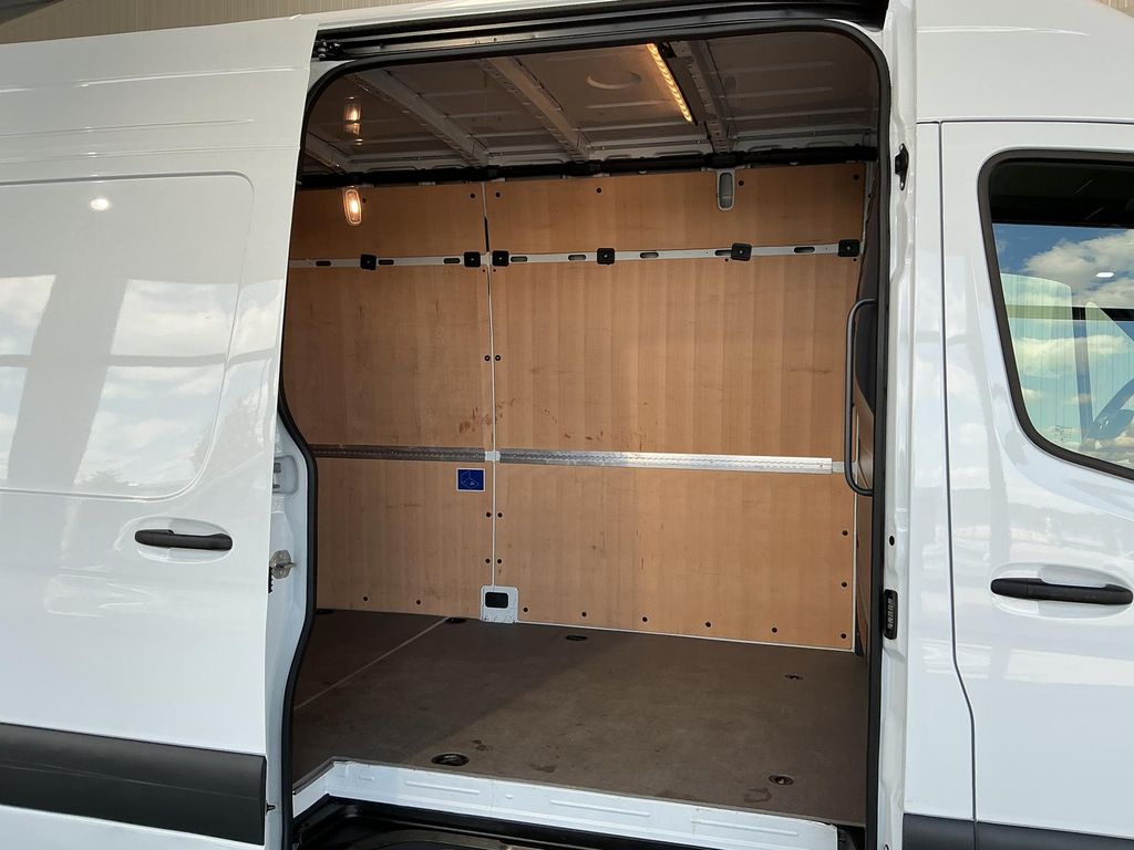 Mercedes-Benz SPRINTER 2025 г. Белый, пробег 33352 км