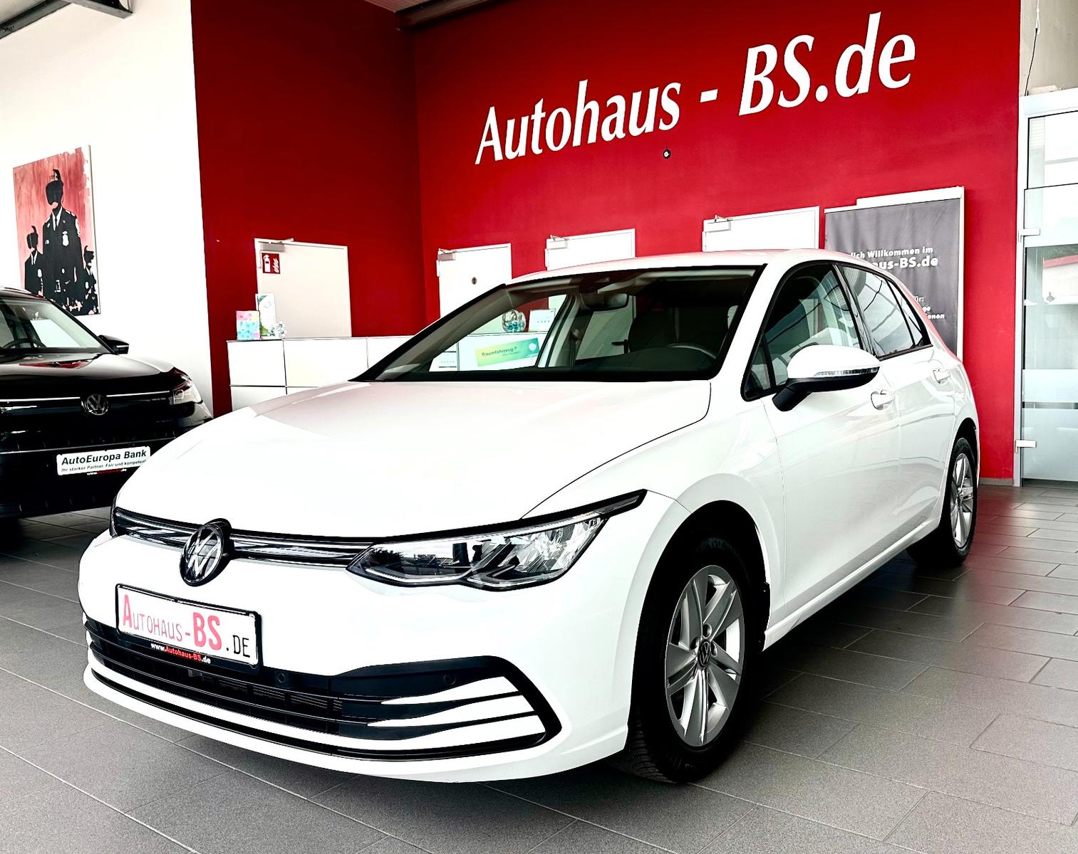 Volkswagen Golf 2024 г. Белый, пробег 49621 км