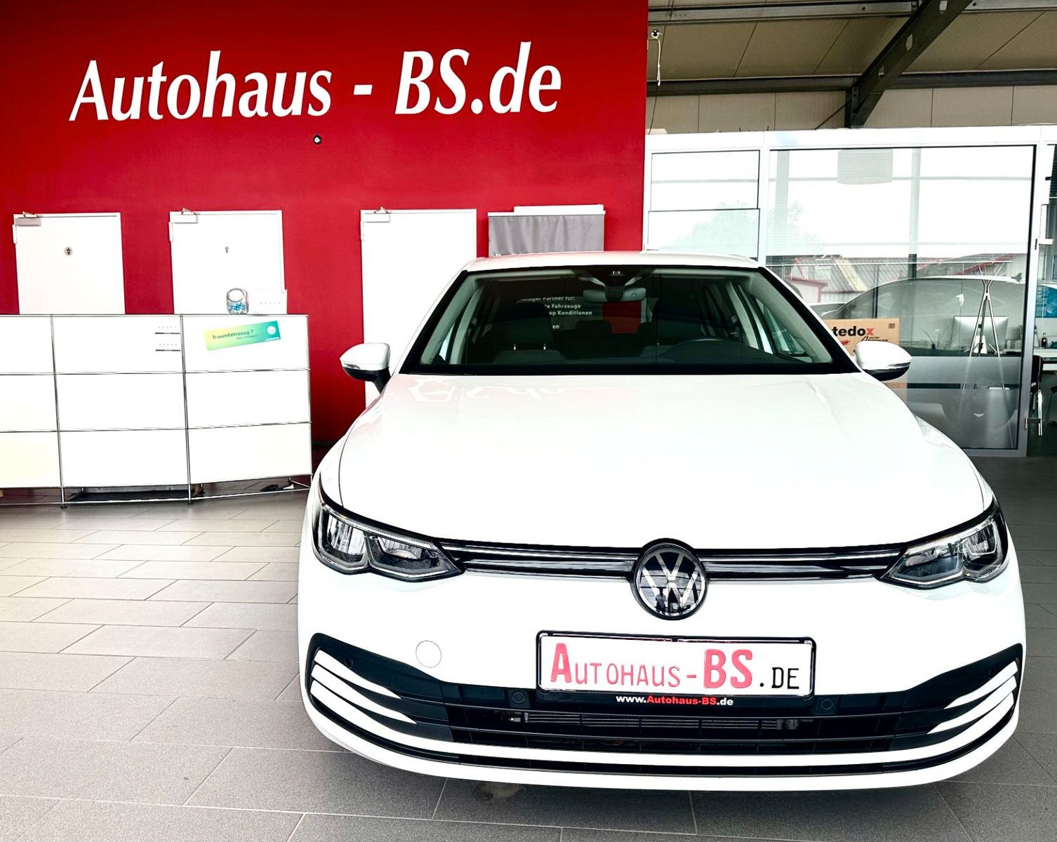 Volkswagen Golf 2024 г. Белый, пробег 49621 км