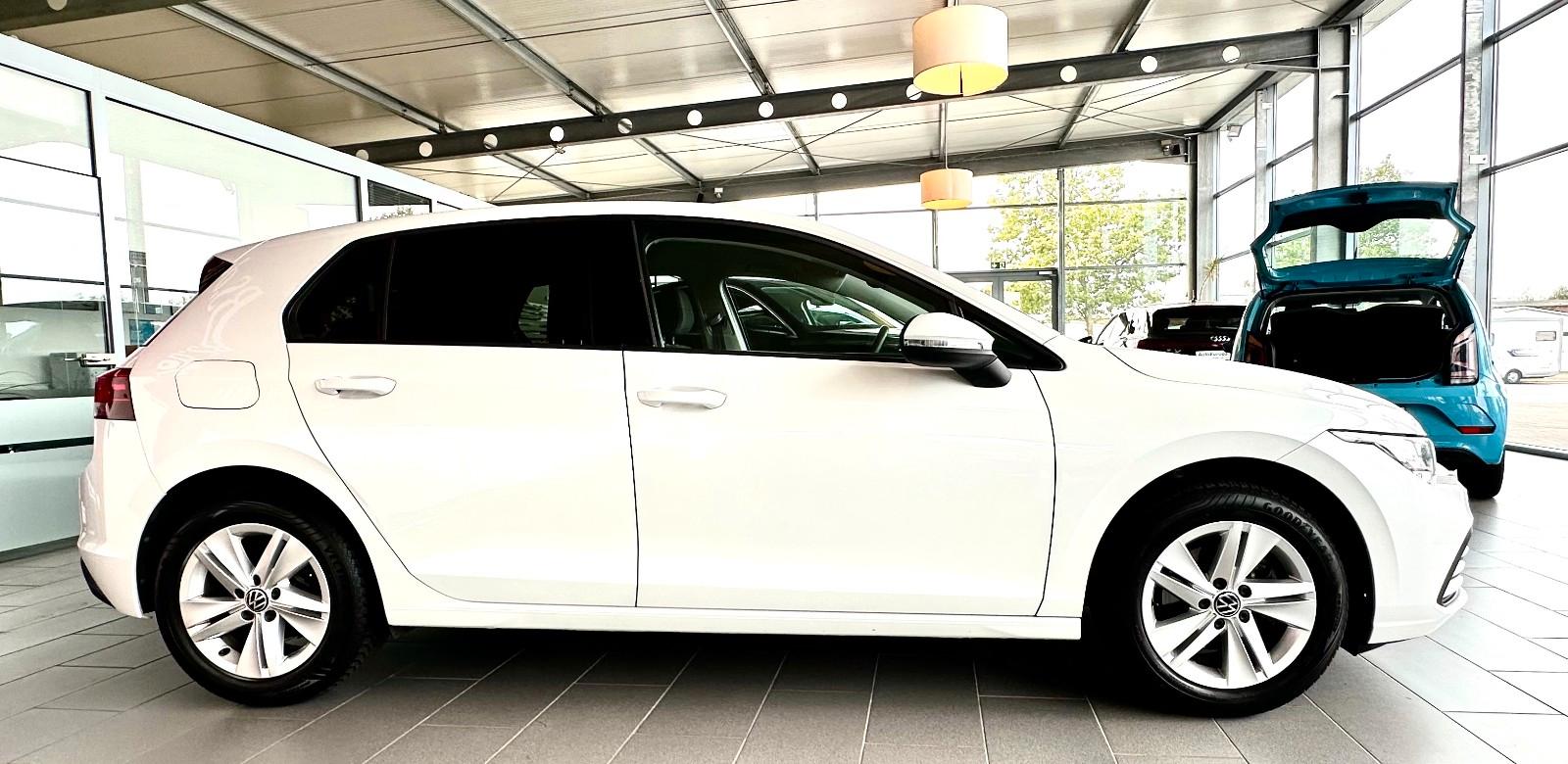 Volkswagen Golf 2024 г. Белый, пробег 49621 км