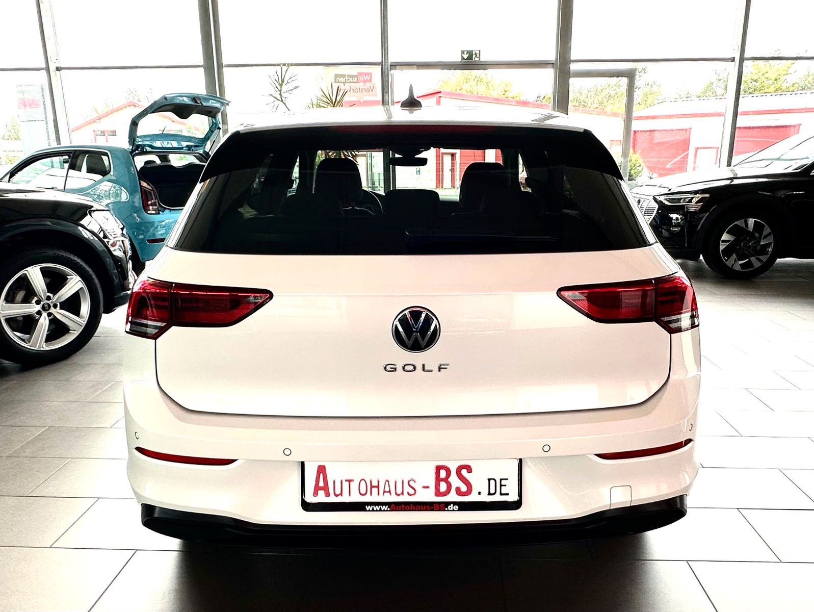 Volkswagen Golf 2024 г. Белый, пробег 49621 км