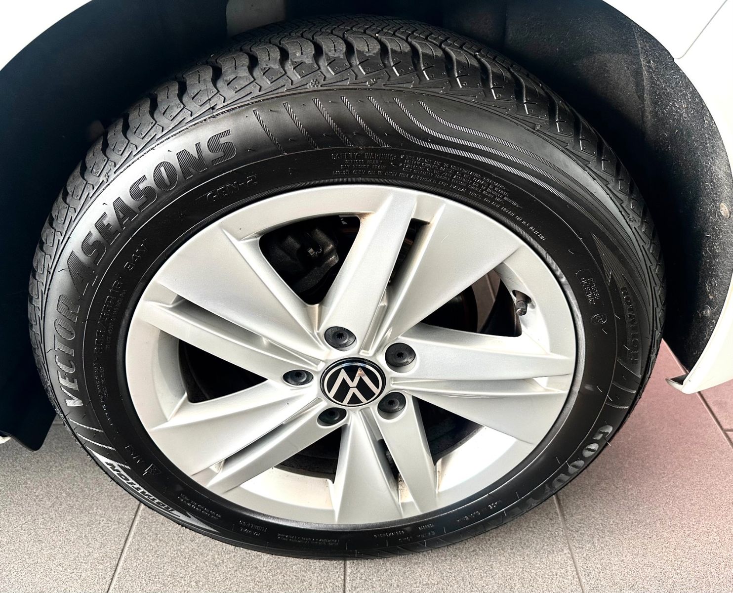 Volkswagen Golf 2024 г. Белый, пробег 49621 км