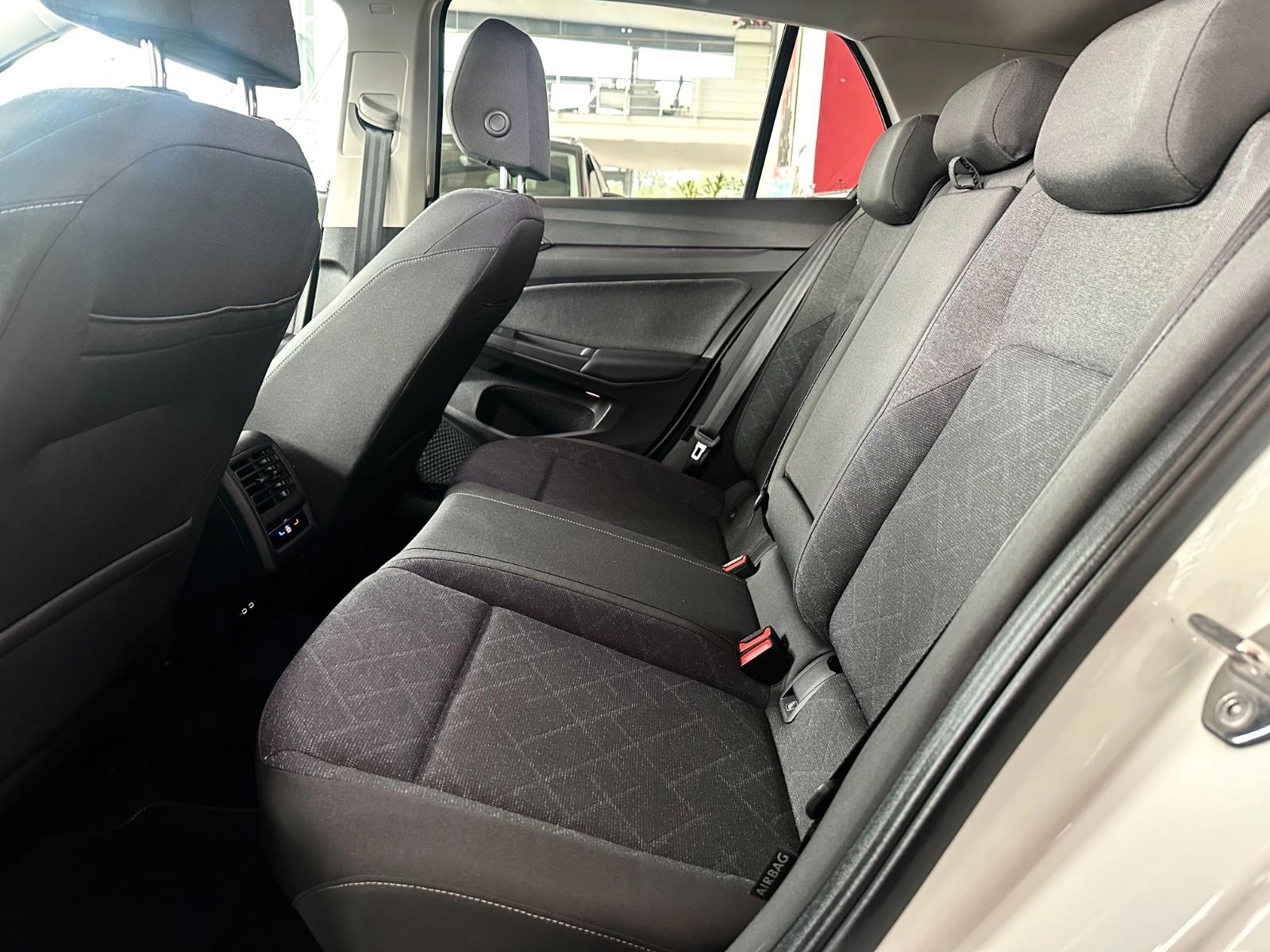 Volkswagen Golf 2024 г. Белый, пробег 49621 км