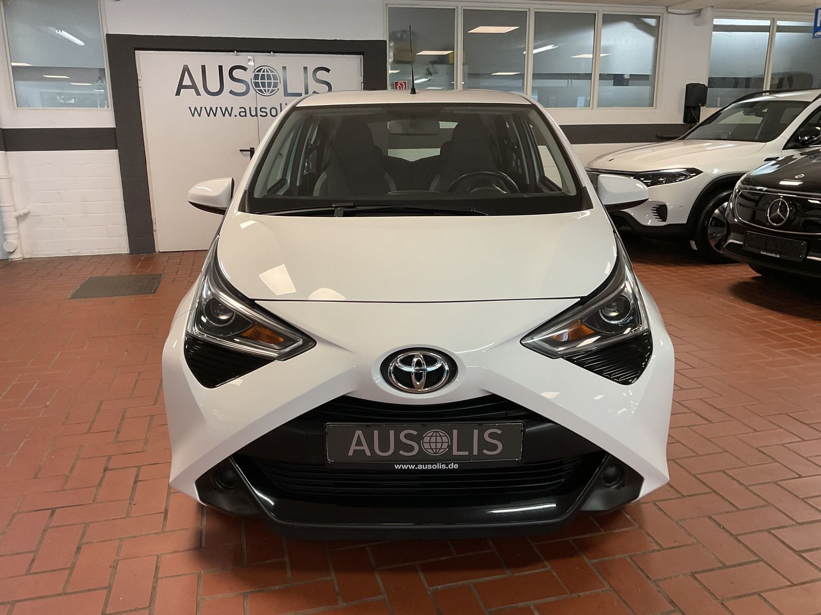 Toyota AYGO (X) 2022 г. Белый, пробег 49000 км
