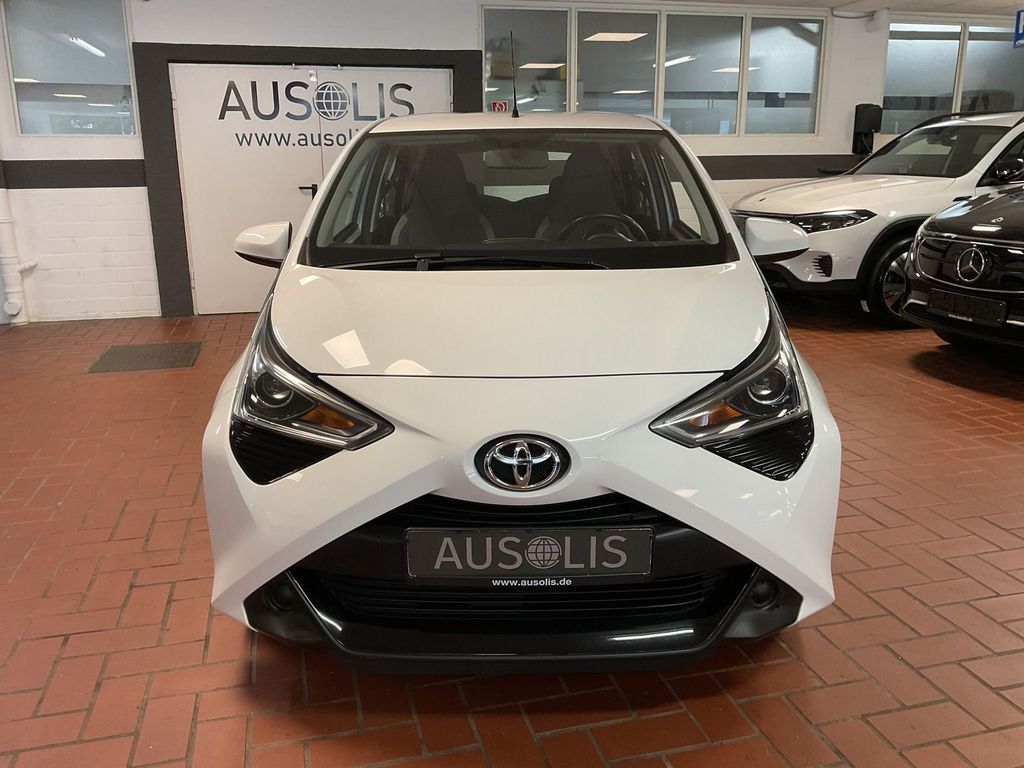 Toyota AYGO (X) 2022 г. Белый, пробег 49000 км