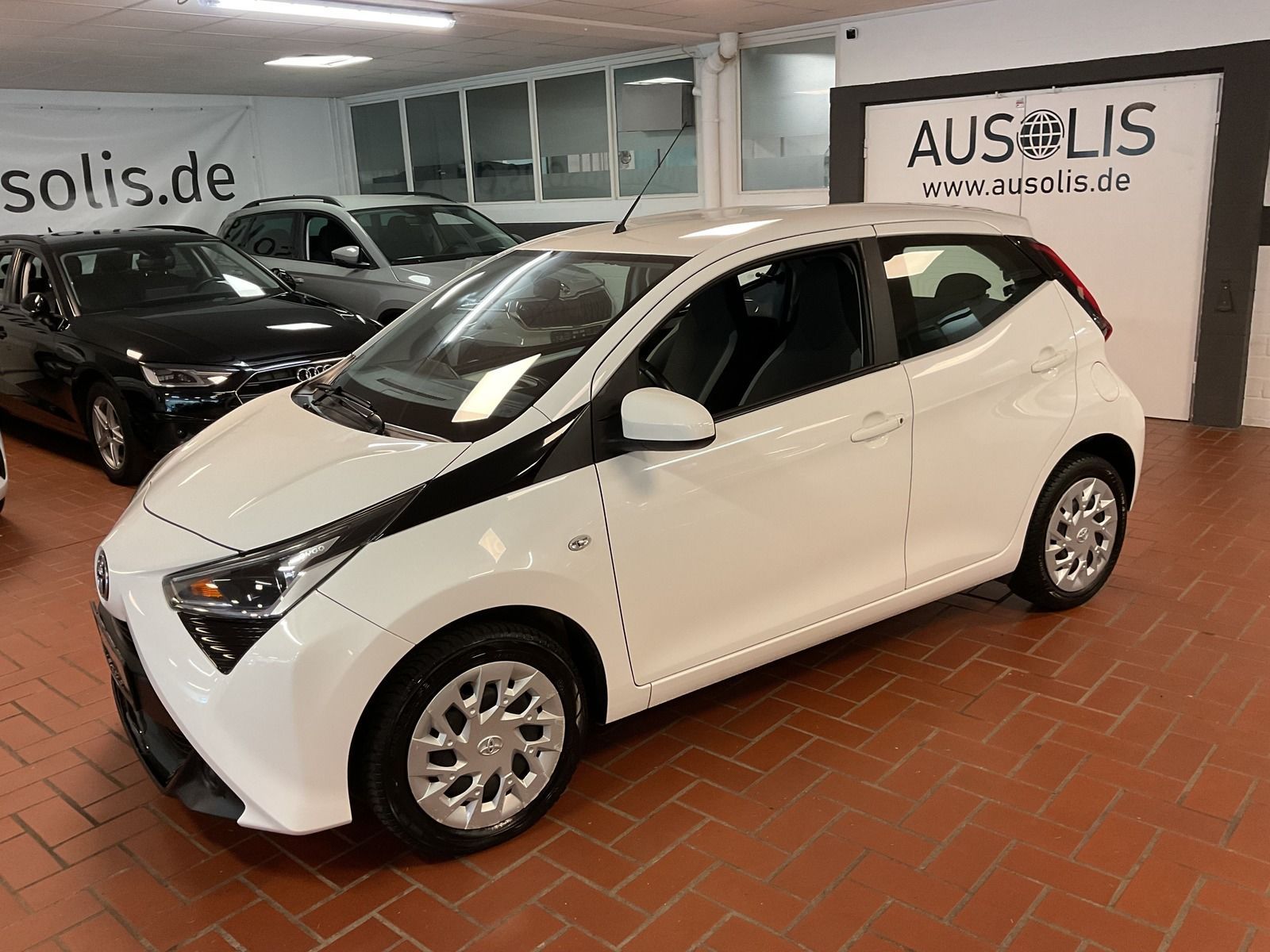 Toyota AYGO (X) 2022 г. Белый, пробег 49000 км