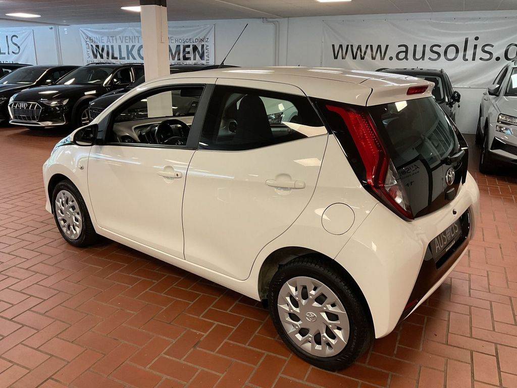 Toyota AYGO (X) 2022 г. Белый, пробег 49000 км
