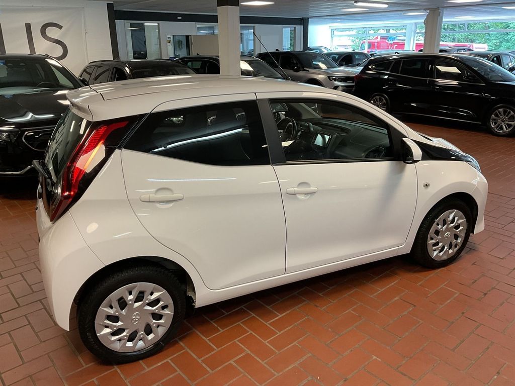 Toyota AYGO (X) 2022 г. Белый, пробег 49000 км