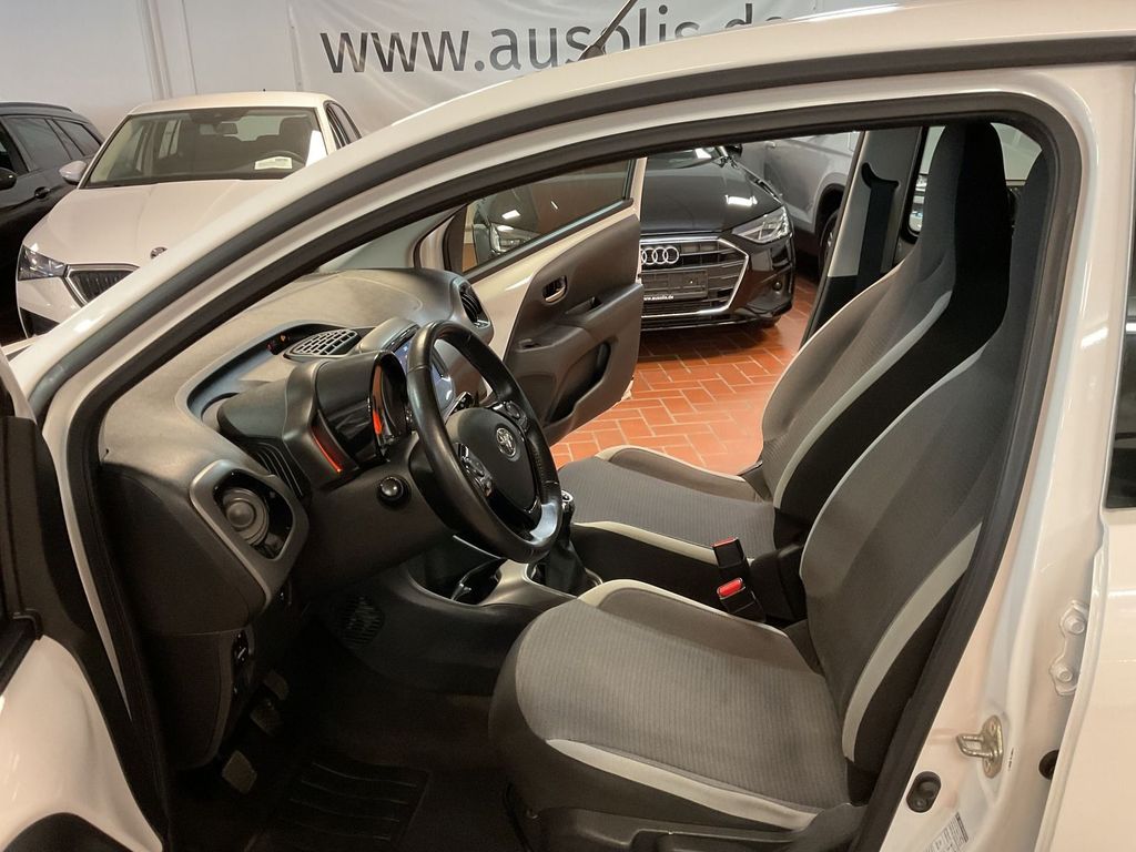 Toyota AYGO (X) 2022 г. Белый, пробег 49000 км