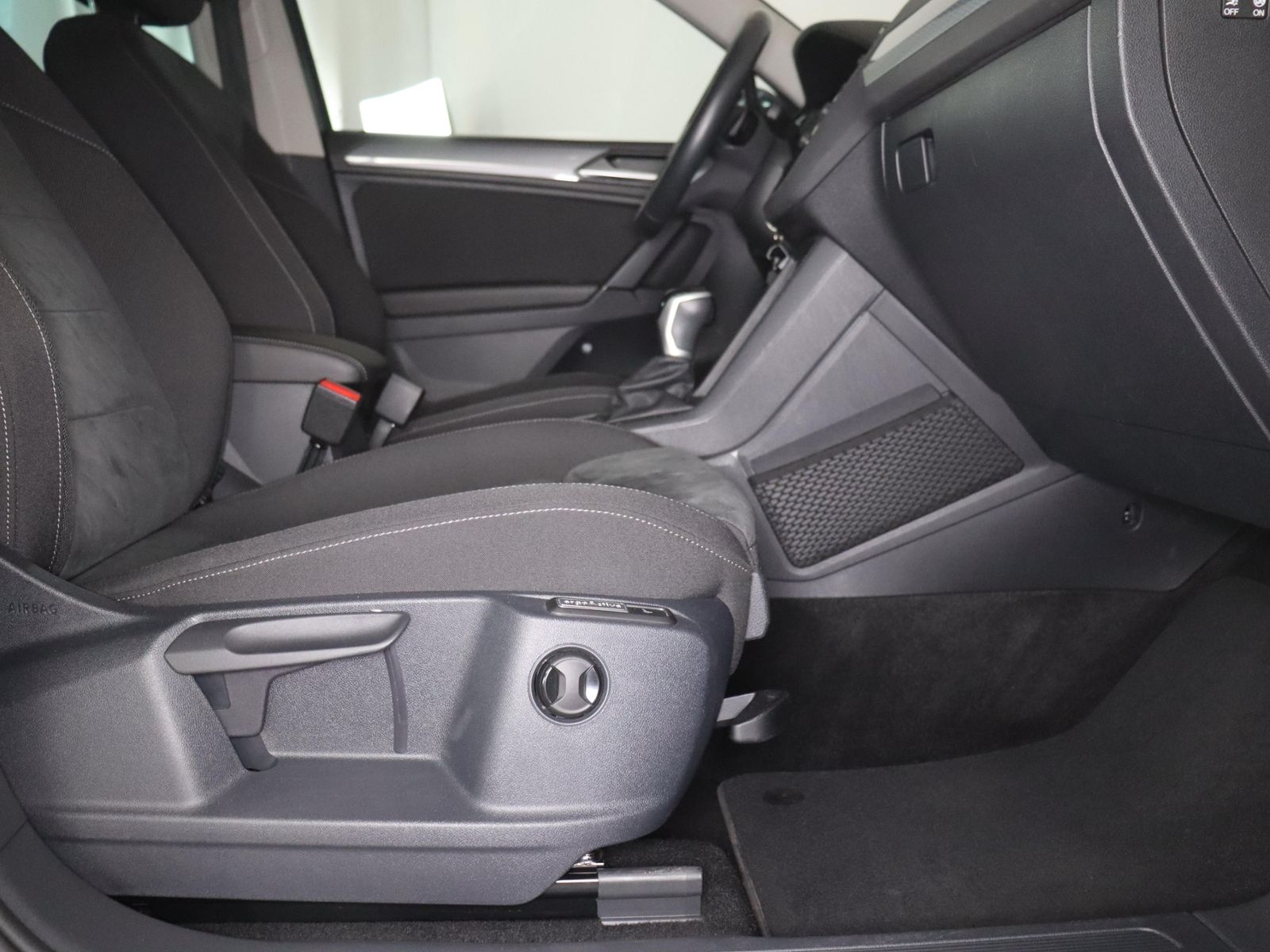 Volkswagen Tiguan 2022 г. Серый, пробег 47035 км