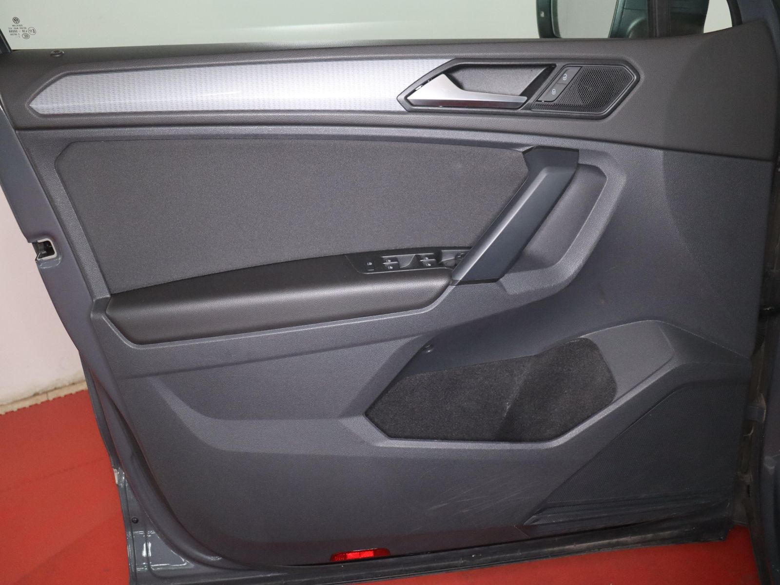 Volkswagen Tiguan 2022 г. Серый, пробег 47035 км