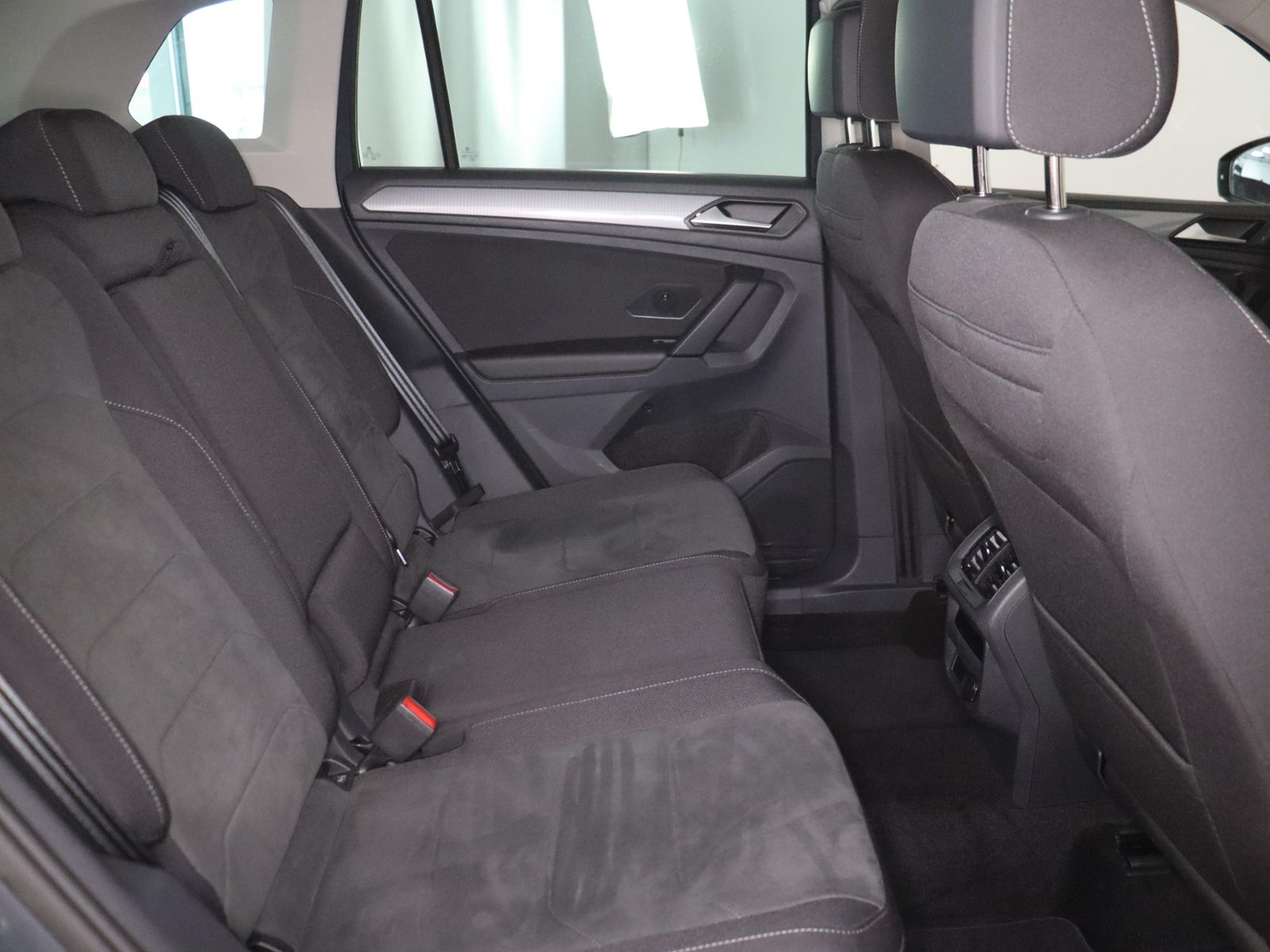 Volkswagen Tiguan 2022 г. Серый, пробег 47035 км