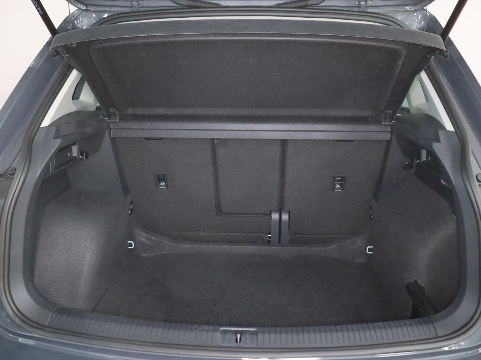 Volkswagen Tiguan 2022 г. Серый, пробег 47035 км