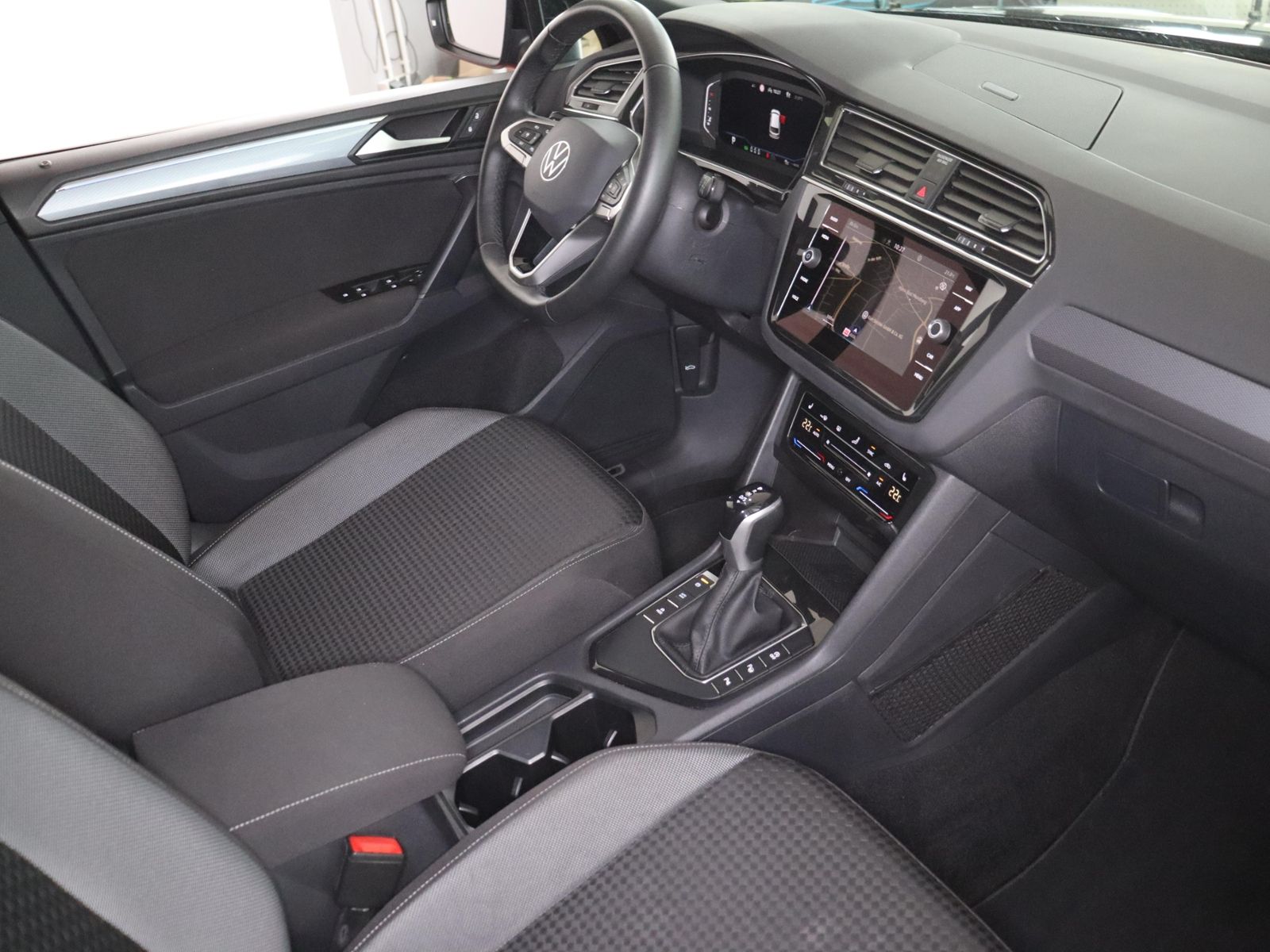 Volkswagen Tiguan 2022 г. Чёрный, пробег 47908 км