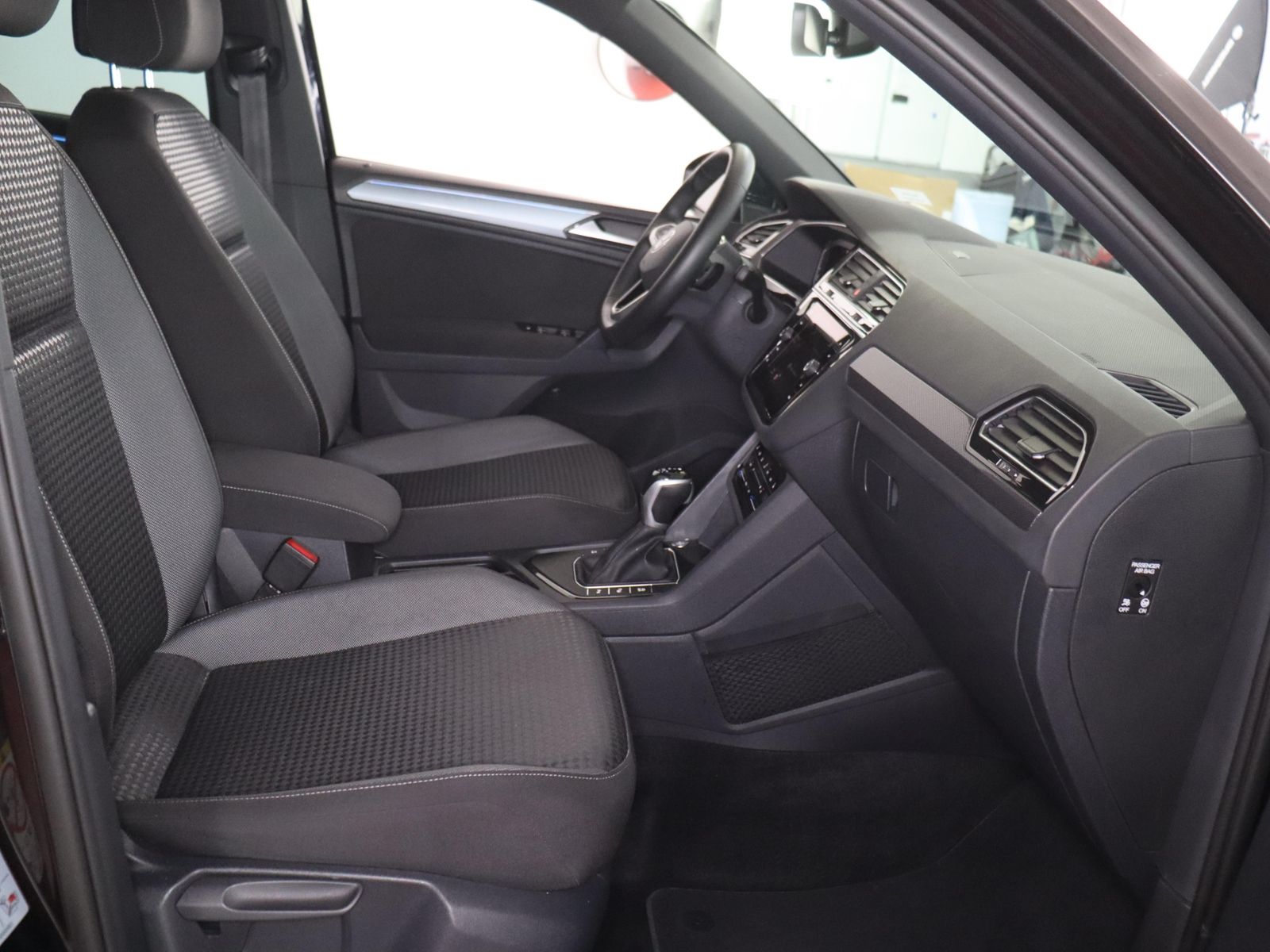 Volkswagen Tiguan 2022 г. Чёрный, пробег 47908 км