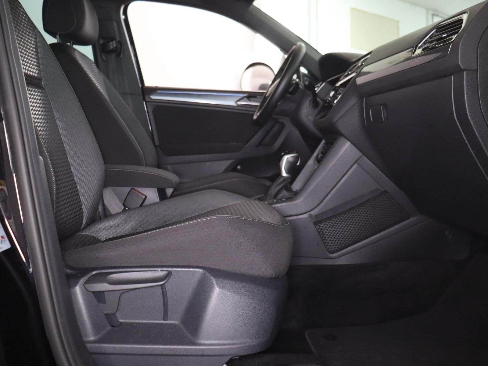 Volkswagen Tiguan 2022 г. Чёрный, пробег 47908 км