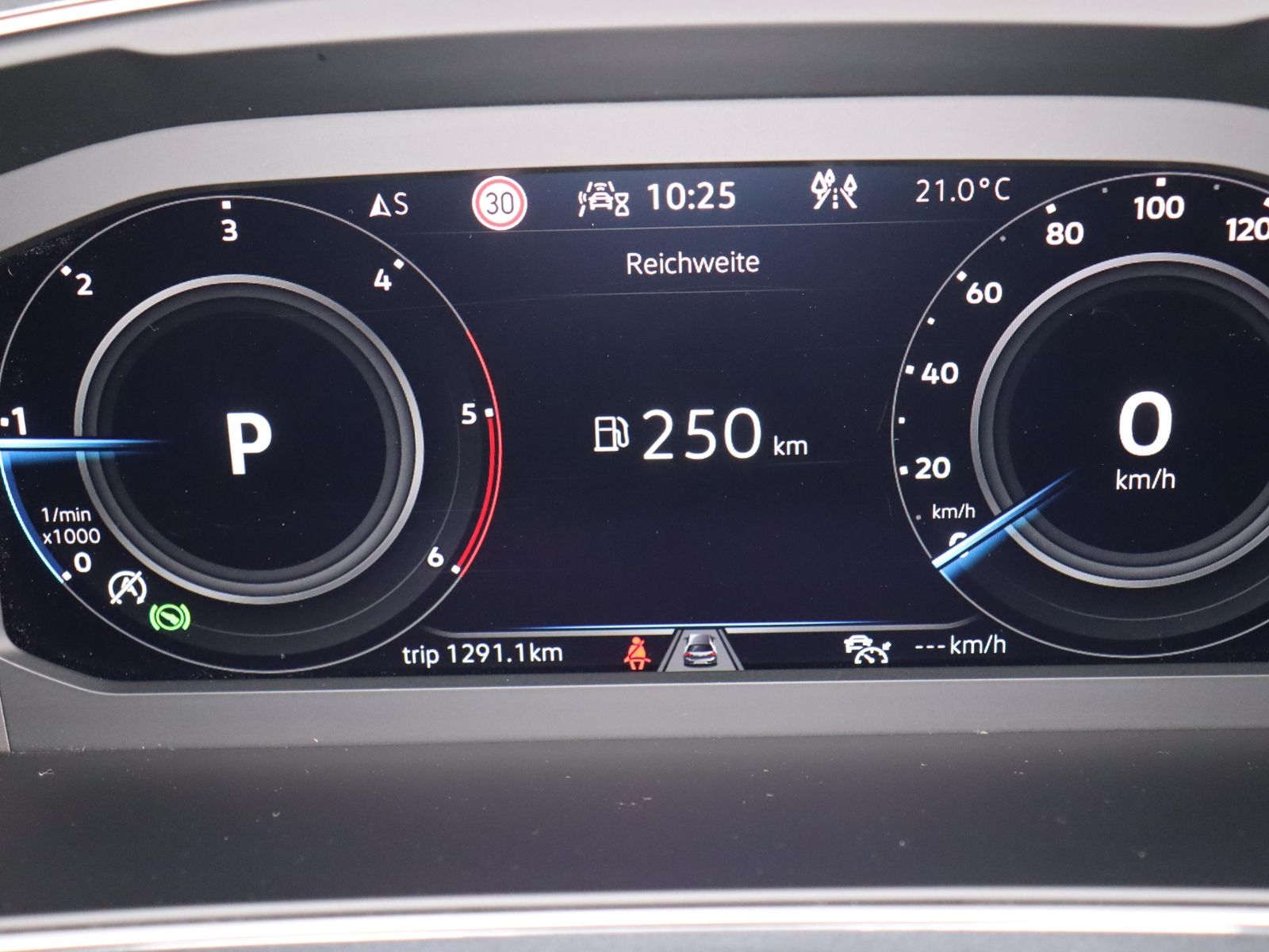 Volkswagen Tiguan 2022 г. Чёрный, пробег 47881 км