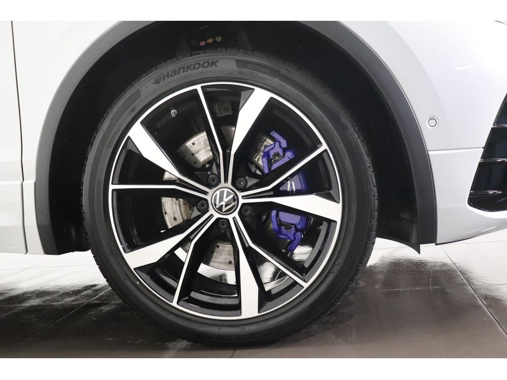 Volkswagen Tiguan 2023 г. Белый, пробег 29300 км