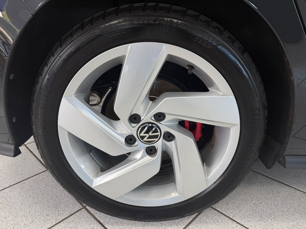 Volkswagen Golf 2024 г. Серый, пробег 22794 км