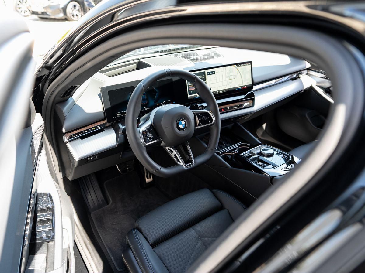 BMW 520 2025 г. Чёрный, пробег 13999 км