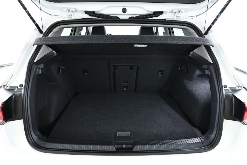 Volkswagen Golf 2024 г. Белый, пробег 27473 км