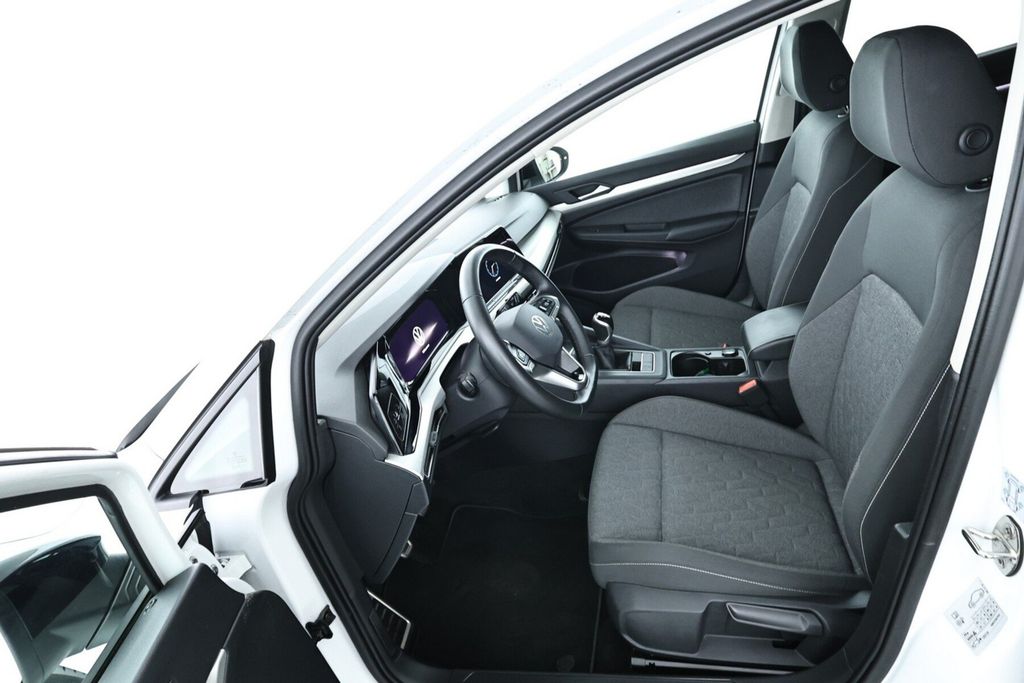 Volkswagen Golf 2024 г. Белый, пробег 27473 км