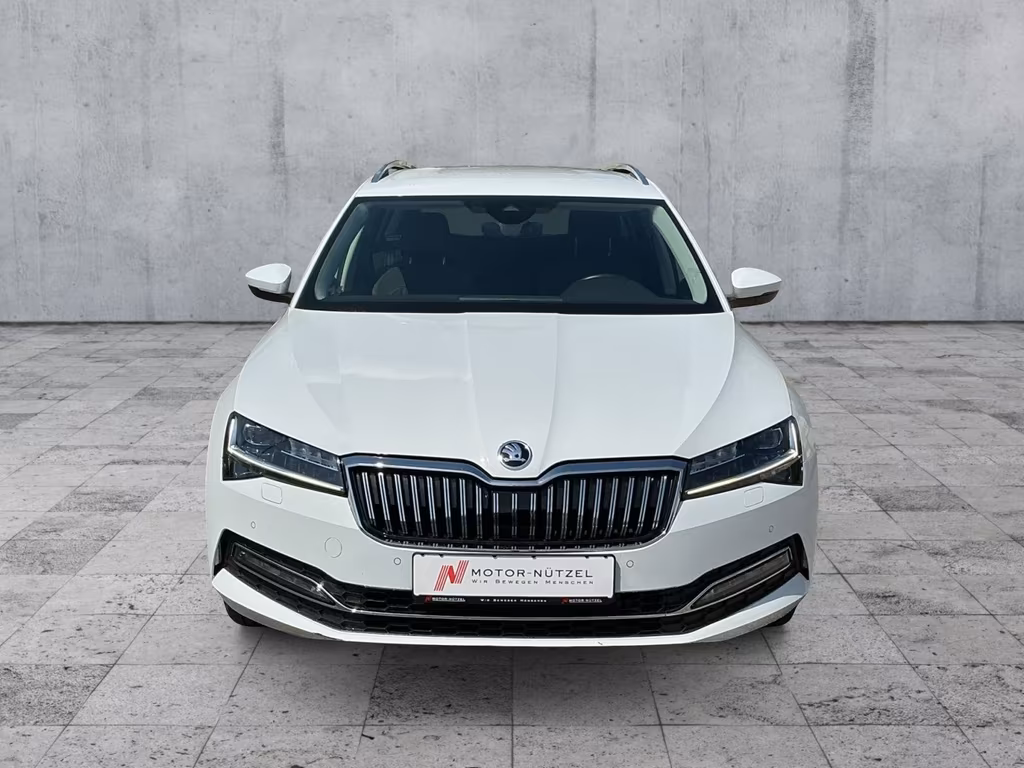 Skoda Superb 2023 г. Белый, пробег 45968 км