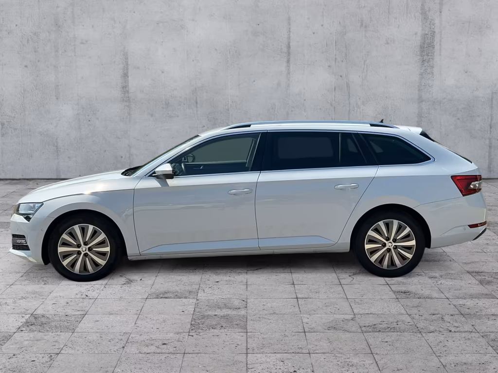 Skoda Superb 2023 г. Белый, пробег 45968 км