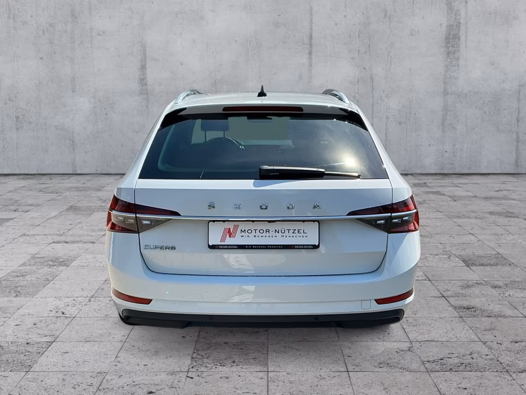 Skoda Superb 2023 г. Белый, пробег 45968 км