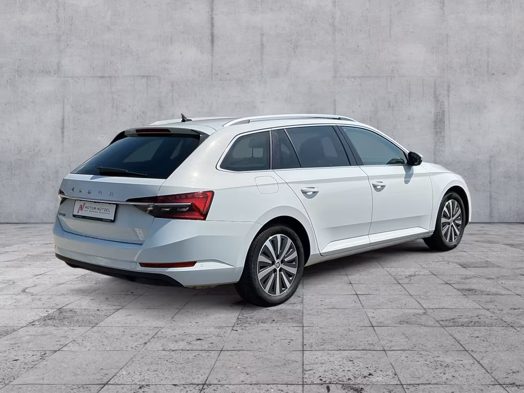 Skoda Superb 2023 г. Белый, пробег 45968 км