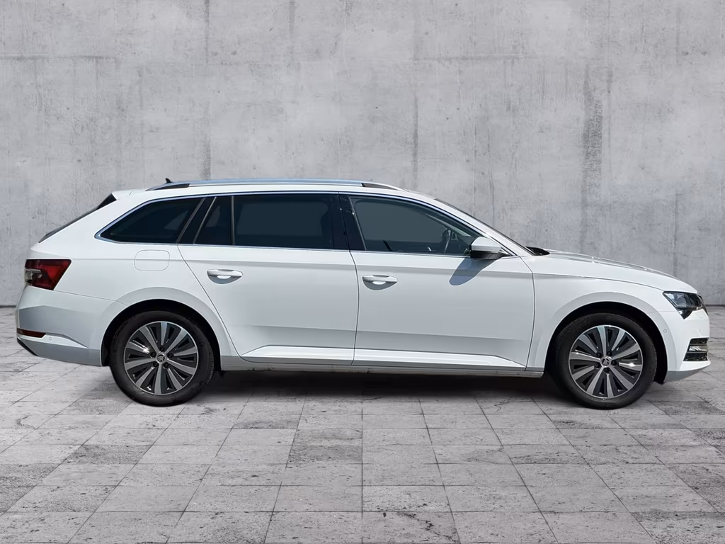 Skoda Superb 2023 г. Белый, пробег 45968 км