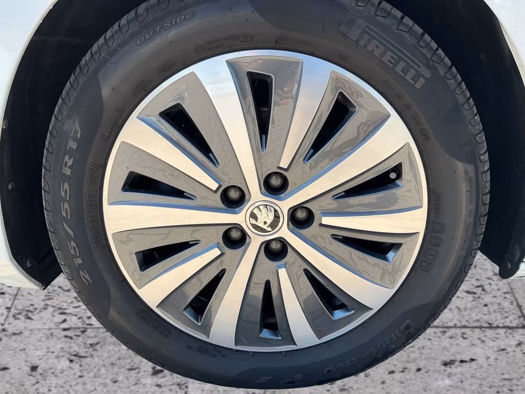Skoda Superb 2023 г. Белый, пробег 45968 км