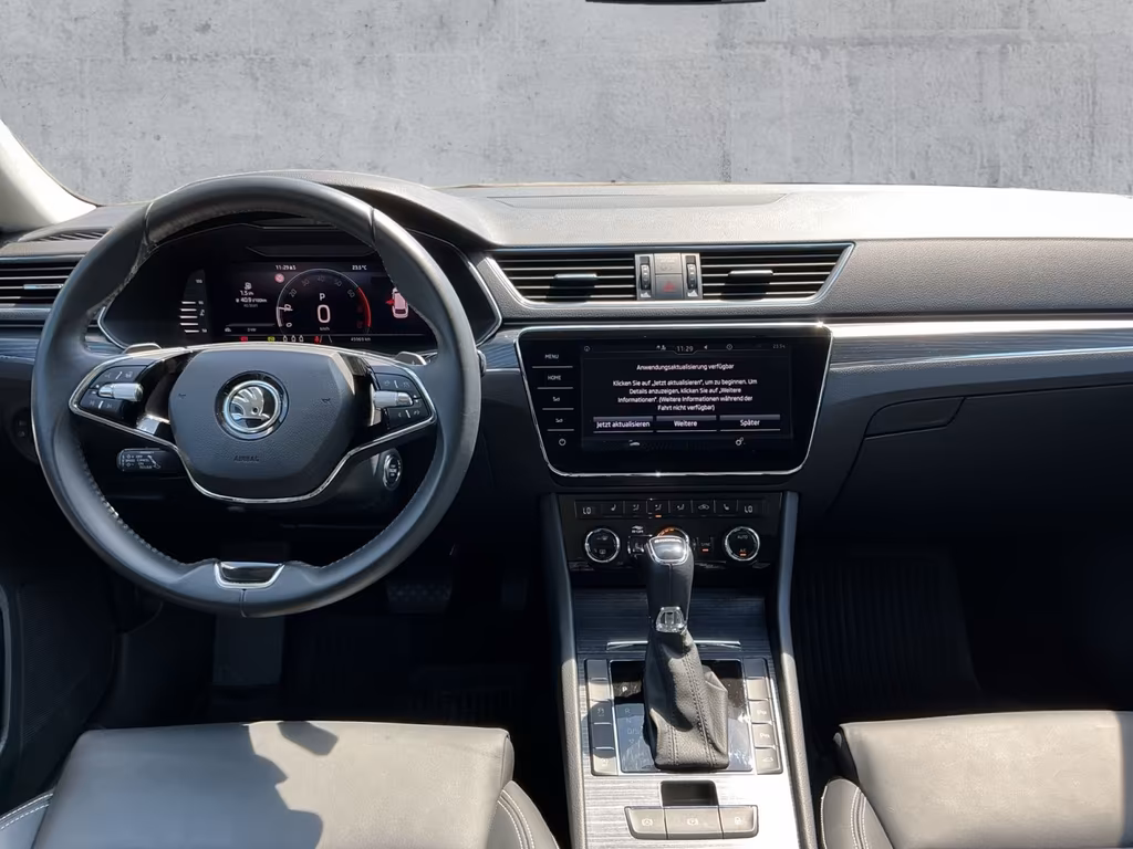 Skoda Superb 2023 г. Белый, пробег 45968 км