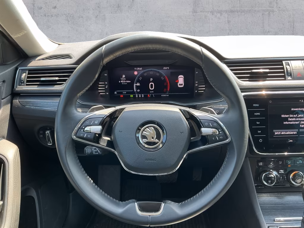 Skoda Superb 2023 г. Белый, пробег 45968 км