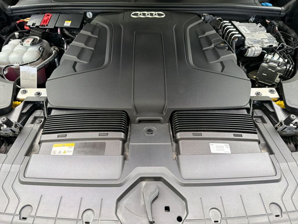 Audi Q8 2024 г. Чёрный, пробег 55000 км