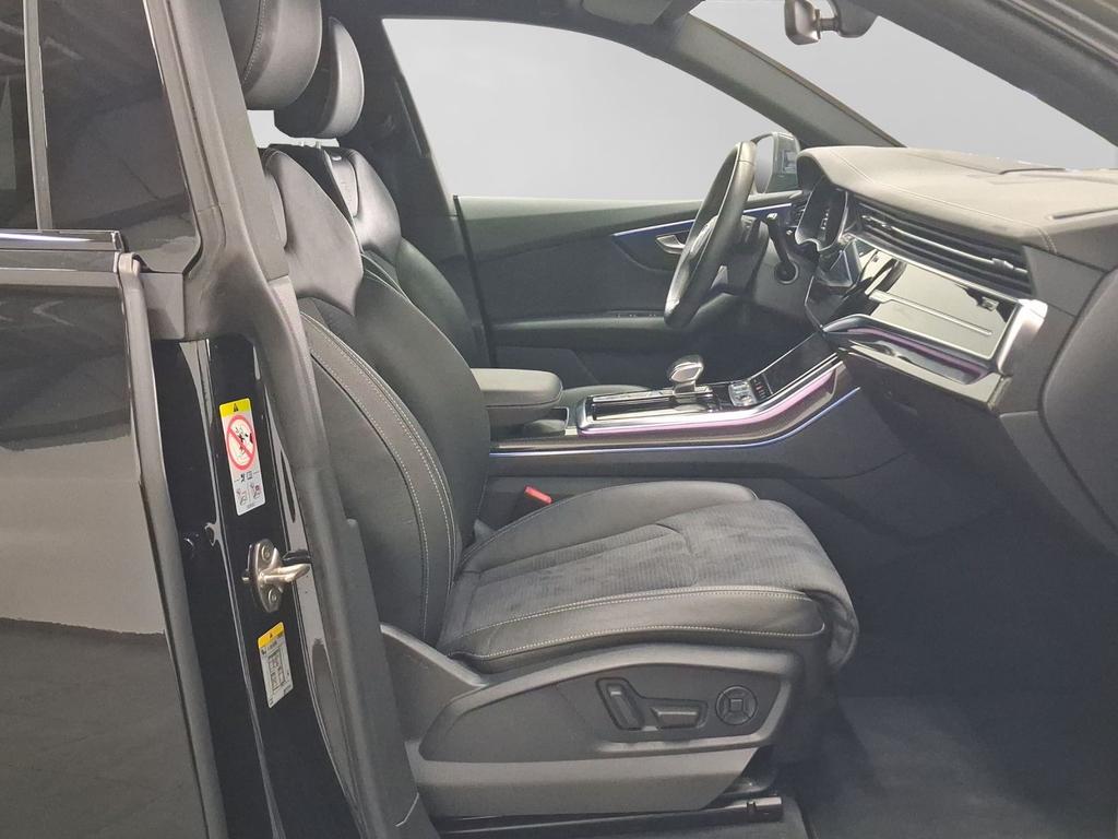 Audi Q8 2023 г. Чёрный, пробег 49846 км
