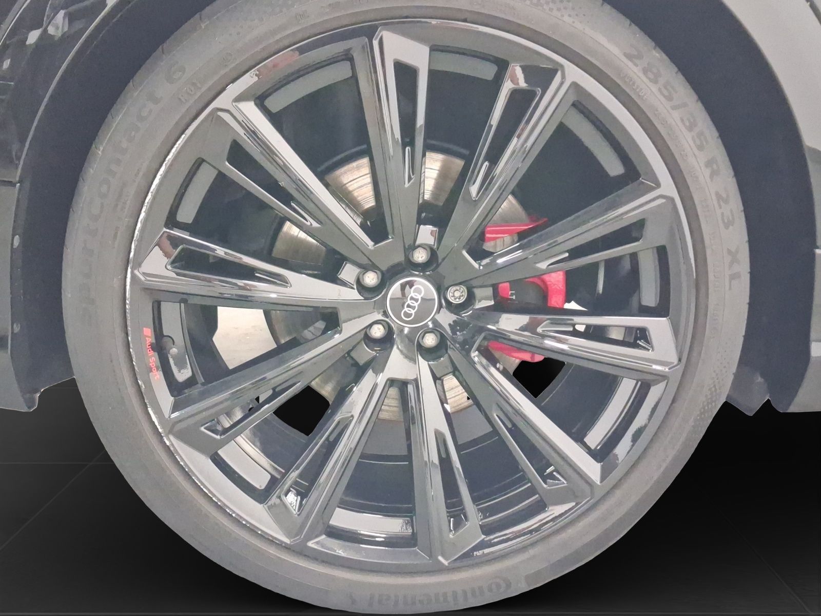 Audi Q8 2023 г. Чёрный, пробег 49846 км