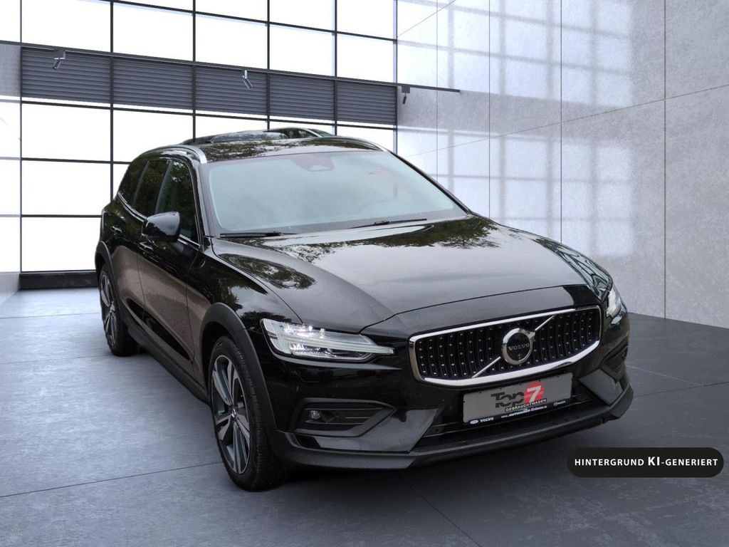 Volvo V60 Cross Country 2024 г. Чёрный, пробег 51300 км