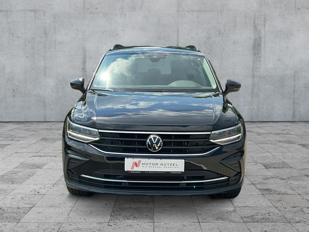 Volkswagen Tiguan 2023 г. Чёрный, пробег 28290 км