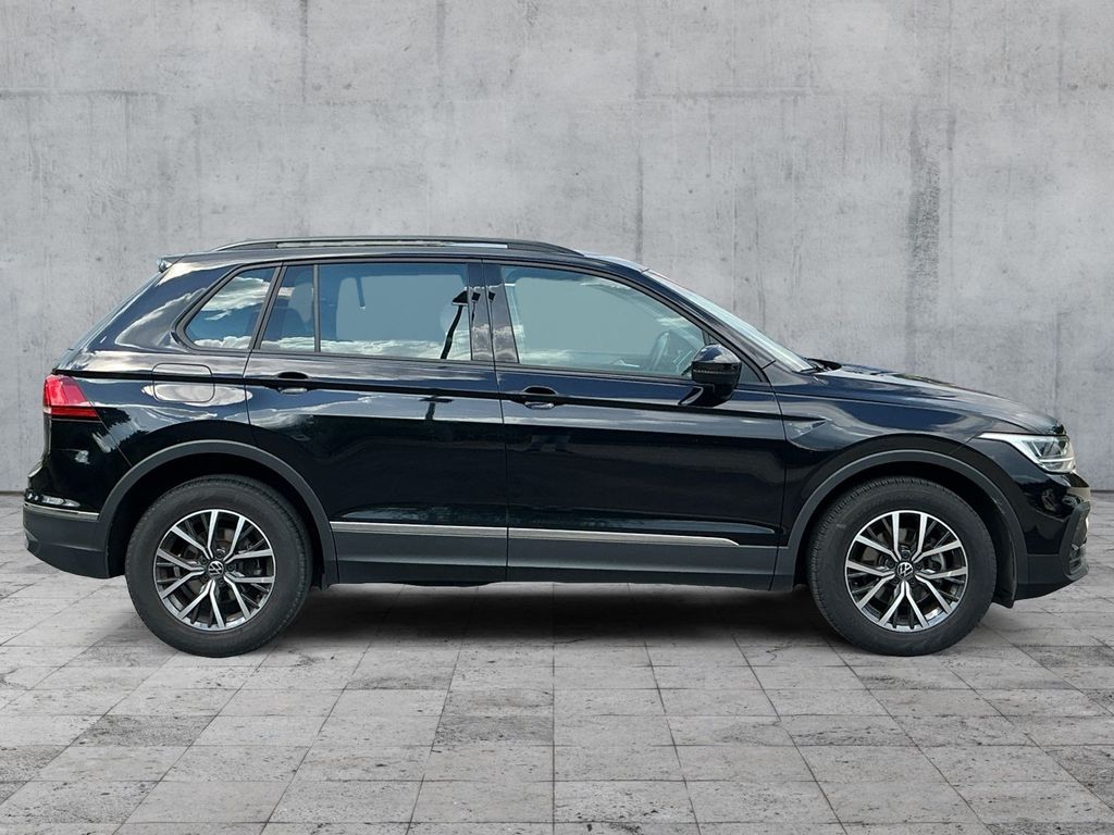 Volkswagen Tiguan 2023 г. Чёрный, пробег 28290 км