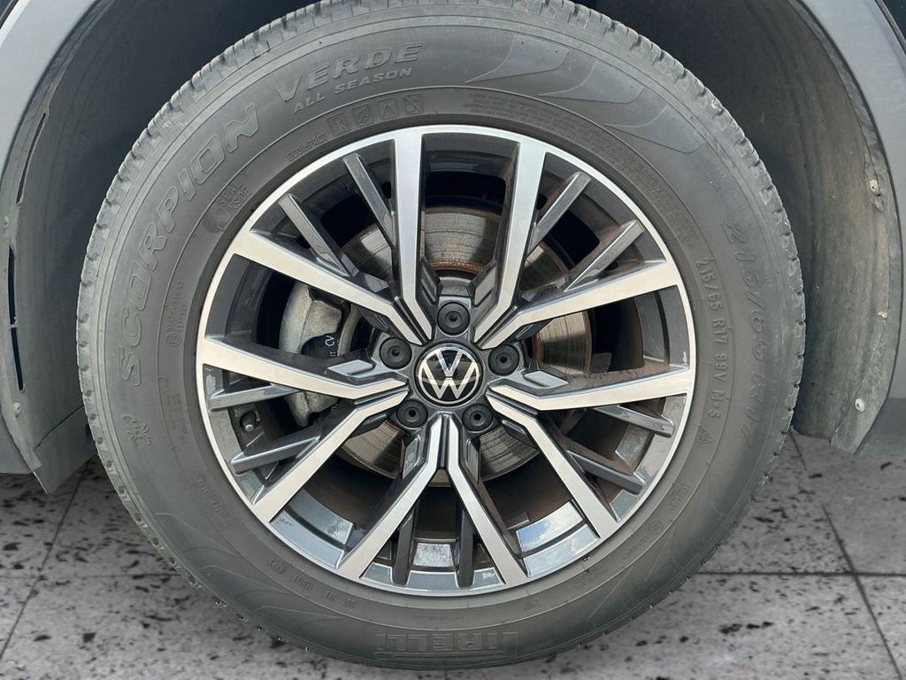 Volkswagen Tiguan 2023 г. Чёрный, пробег 28290 км