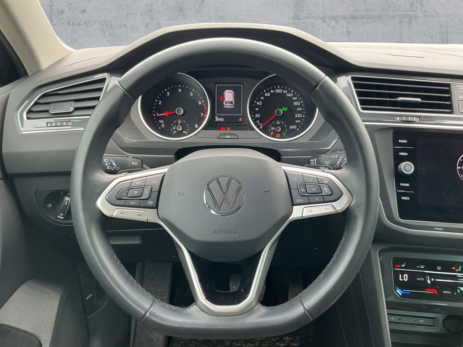 Volkswagen Tiguan 2023 г. Чёрный, пробег 28290 км