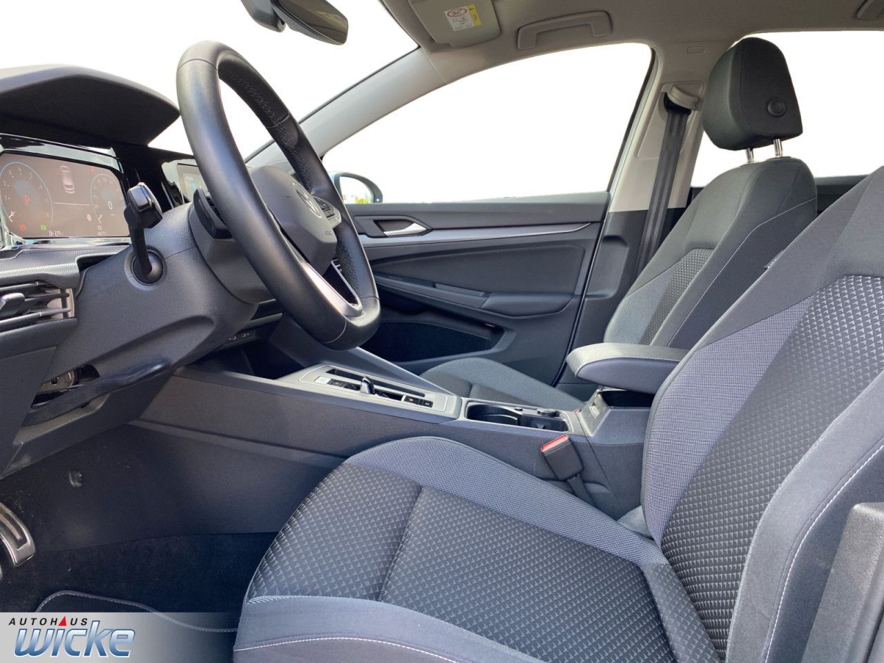 Volkswagen Golf 2023 г. Белый, пробег 48767 км