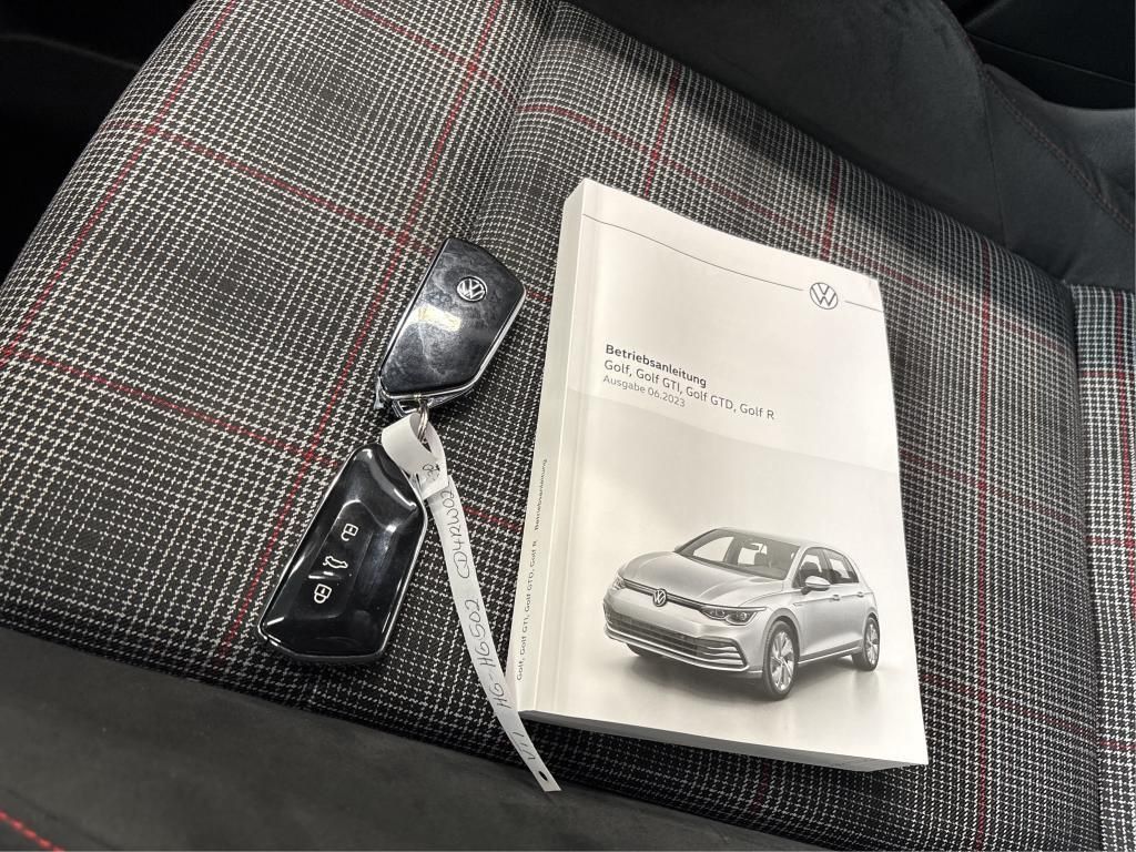Volkswagen Golf 2024 г. Белый, пробег 7142 км